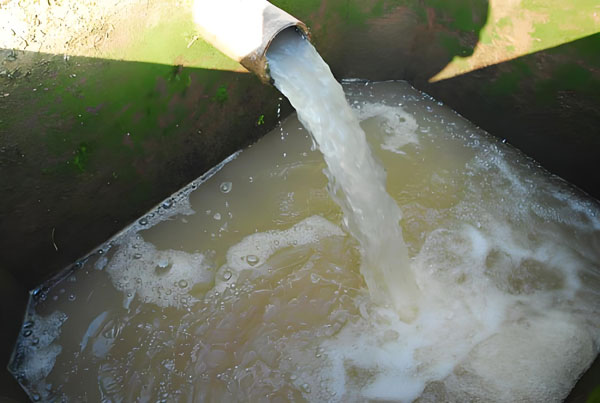 陜西安康山區混濁的山泉水